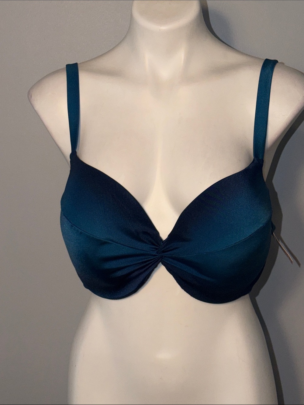 Victoria’s Secret Swim Ladies NWT Twist Front Bikini Top. Size 40DD.